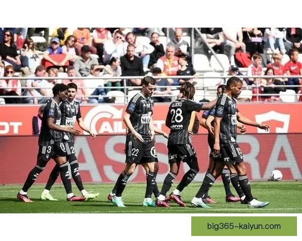 亨克防守数据持续提升，近期表现稳健为球队稳定贡献保障